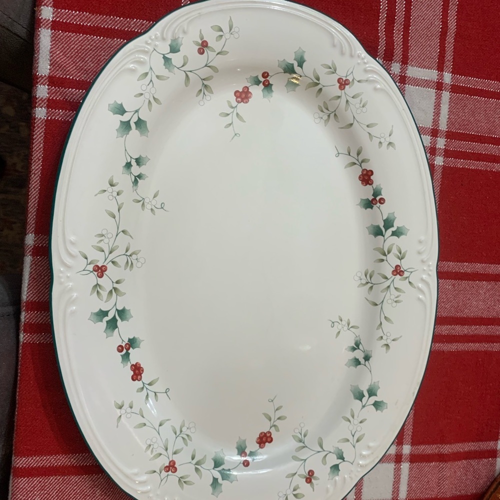 Pfaltzgraff Holly and Berry Oval Platter